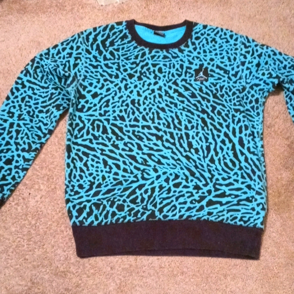 Light sweater, turquoise and black